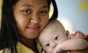 Passeport australien pour le bébé trisomique abandonné à sa mère porteuse en Thaïlande