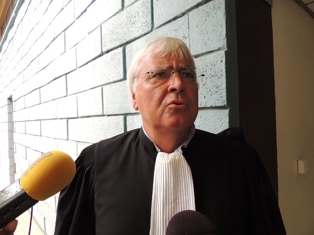 « Venir reprocher à M. Gaston Flosse une mise à disposition de bureau et des coups de peinture dans le bureau de l'assemblée, cela me paraît complètement dérisoire », a souligné Me Quinquis.