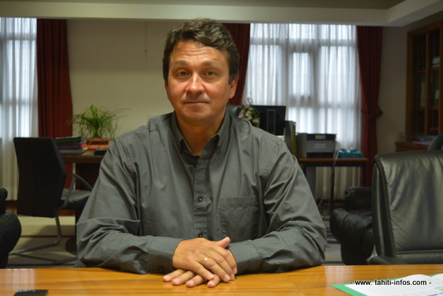 Nuihau Laurey dans son bureau à la vice-présidence du Pays.