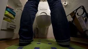 Un tribunal allemand défend le droit d'un locataire à uriner debout