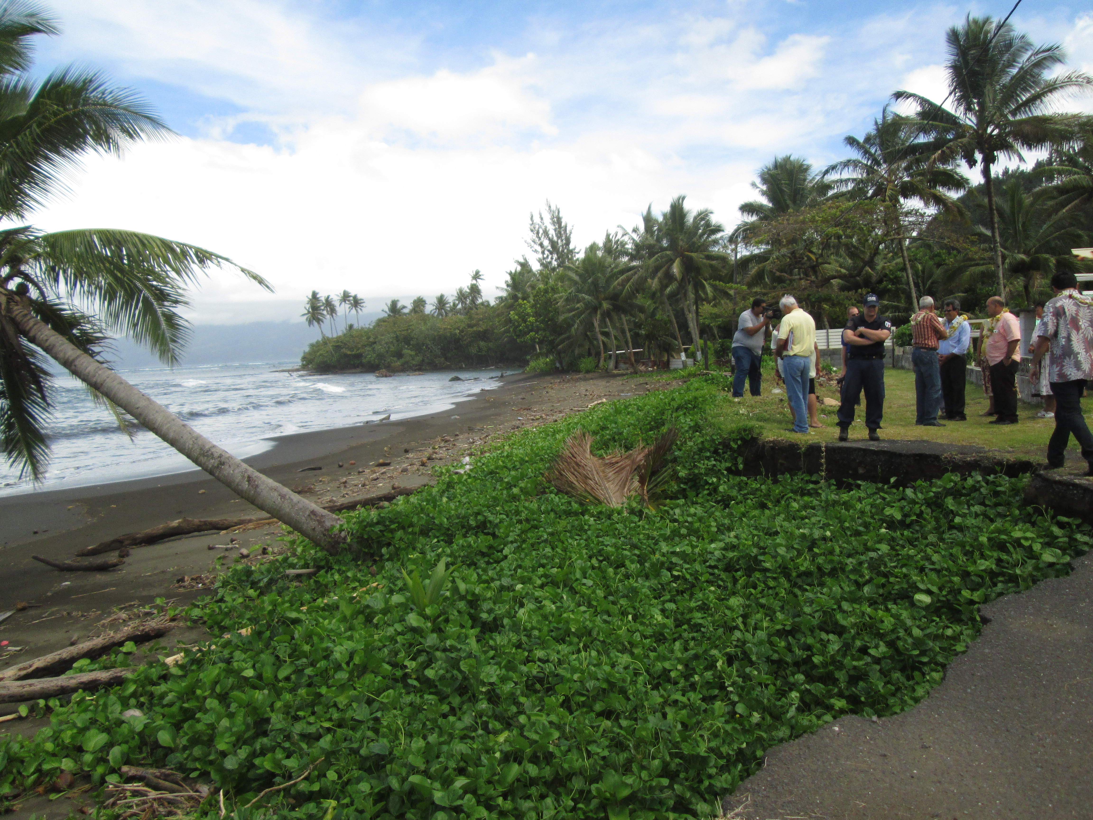 La mer "grignote" doucement les abords du cimetière protestant de Faaone.