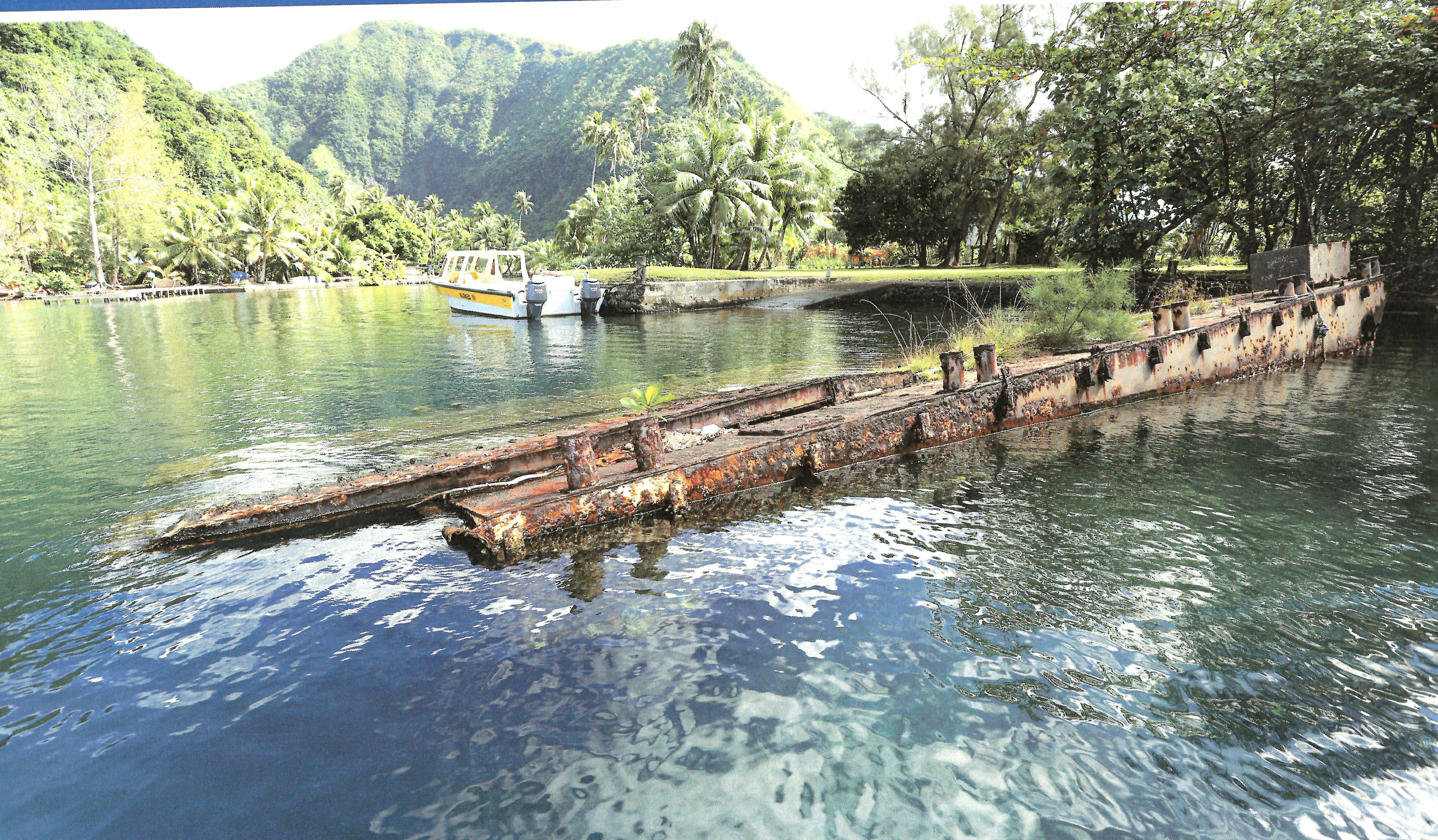 Cette vieille barge gêne les habitants du Fenua Aihere.