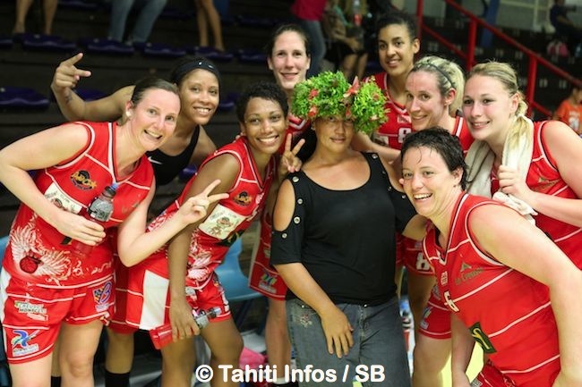 Le team Creusot avec un membre du public