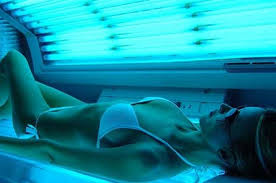 Les dangers des cabines de bronzage dénoncés par les dermatologues