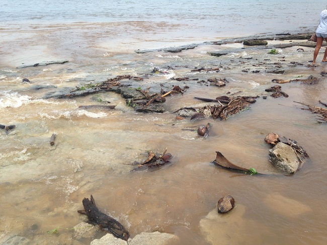 Eau boueuse et déchets déposés sur le platier de la plage du PK 18 durant le week-end dernier.