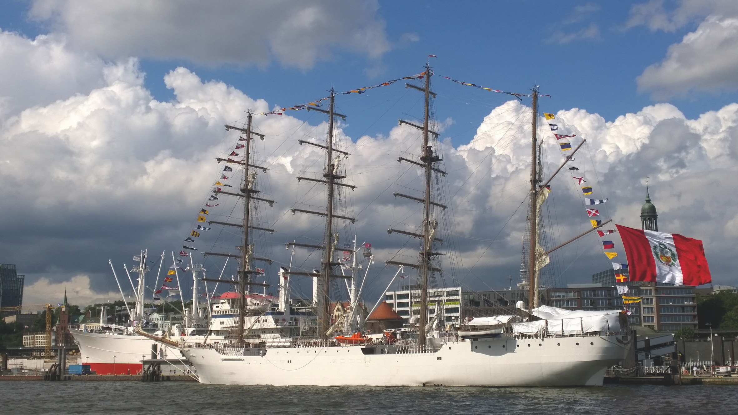 Un voilier de la Marine péruvienne en escale à Tahiti