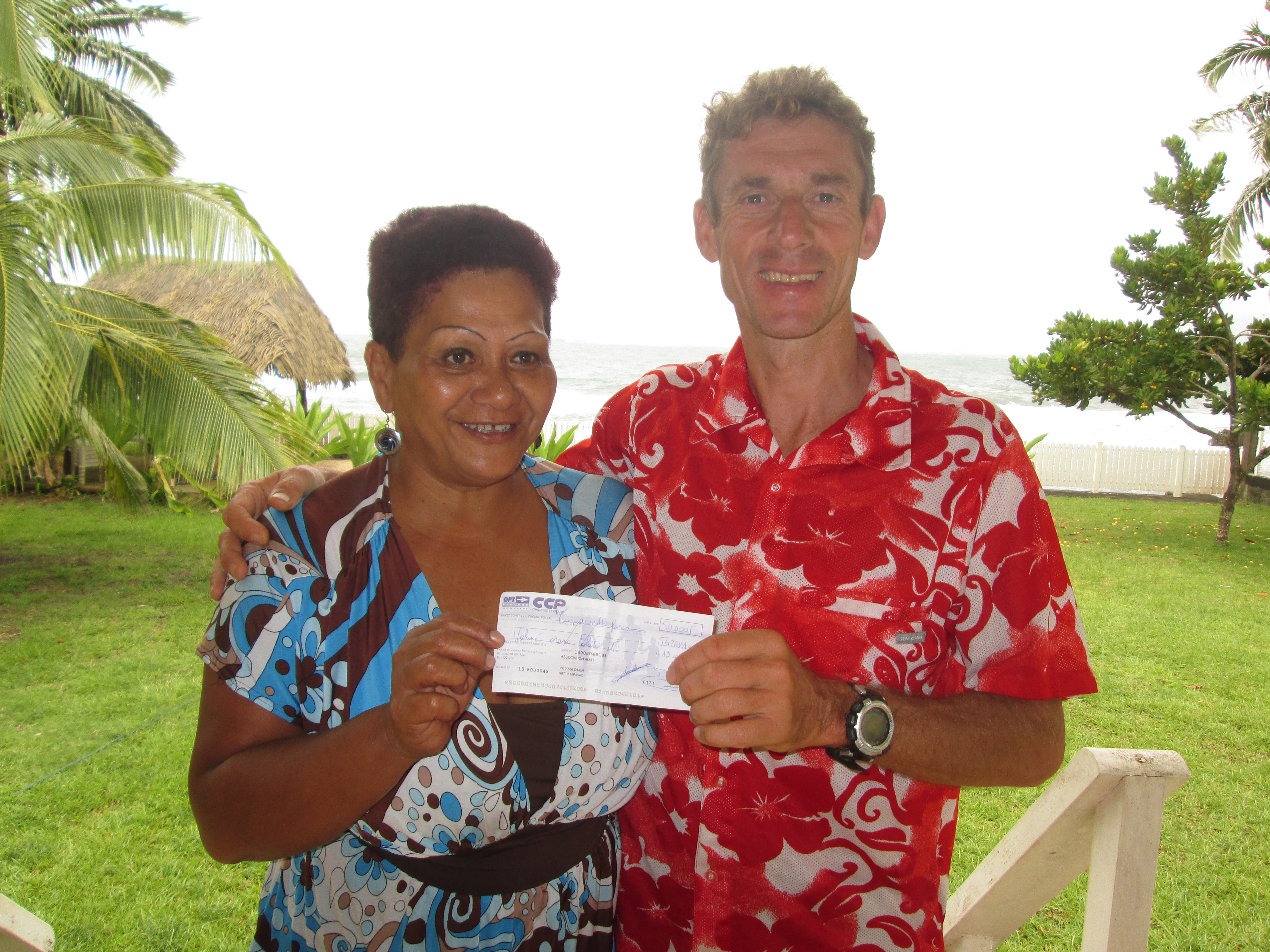 Alain Bohard en compagnie de Marie-Noelle Epetahui, présidente de l'association Vahine Orama Tahiti iti recevant un chèque de 50 000 fcp pour ses actions en faveur des femmes battues de la presqu'île.