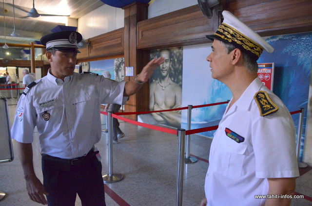 Lionel Beffre en compagnie du commandant Babdor, commandant en second de la police de l'air et des frontière à Tahiti-Faa'a