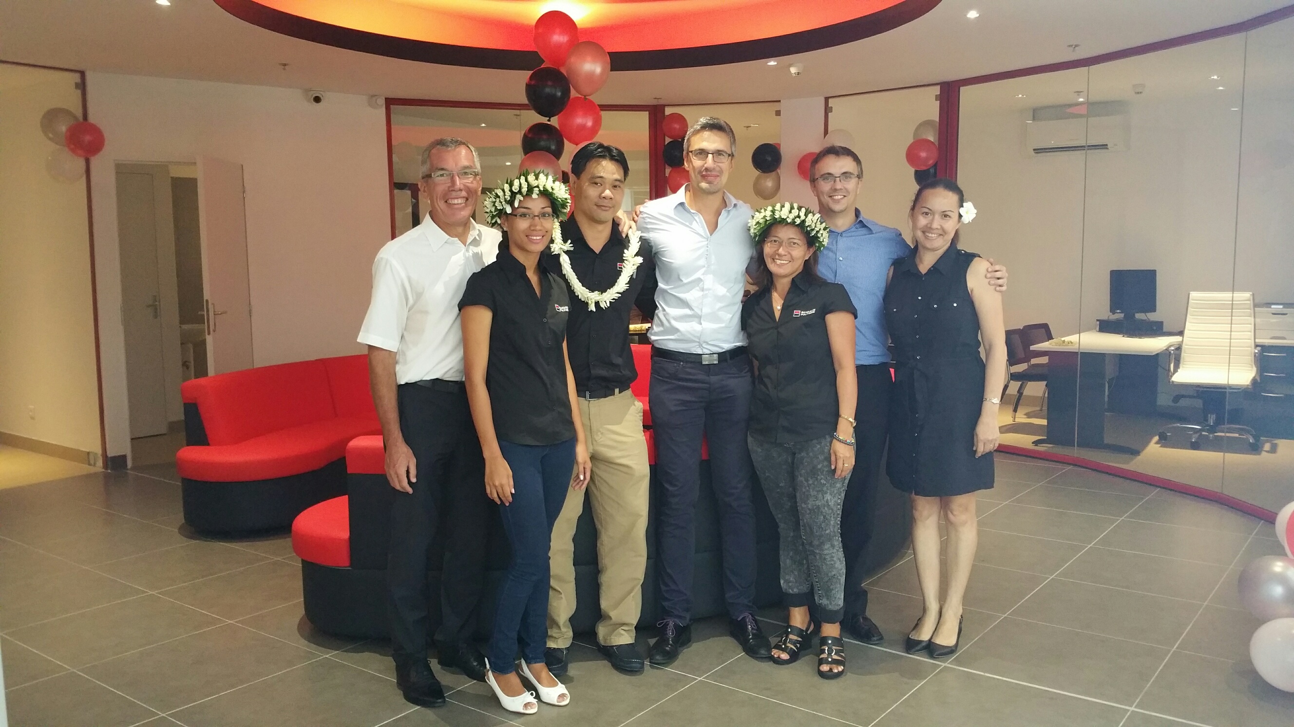 De gauche à droite, Christian CARMAGNOLLE (Directeur Général), Vaeana APO (Conseillère d’accueil), Wilton CHANE (Directeur de l’agence), Philippe KASZTELAN (Directeur Commercial), Marina COMTE (Adjointe au directeur de l’agence), Alain CALMELS (Secrétaire Général), et Jessica HOLOZET (Directrice du réseau d’agences de la Côte Ouest de Tahiti).