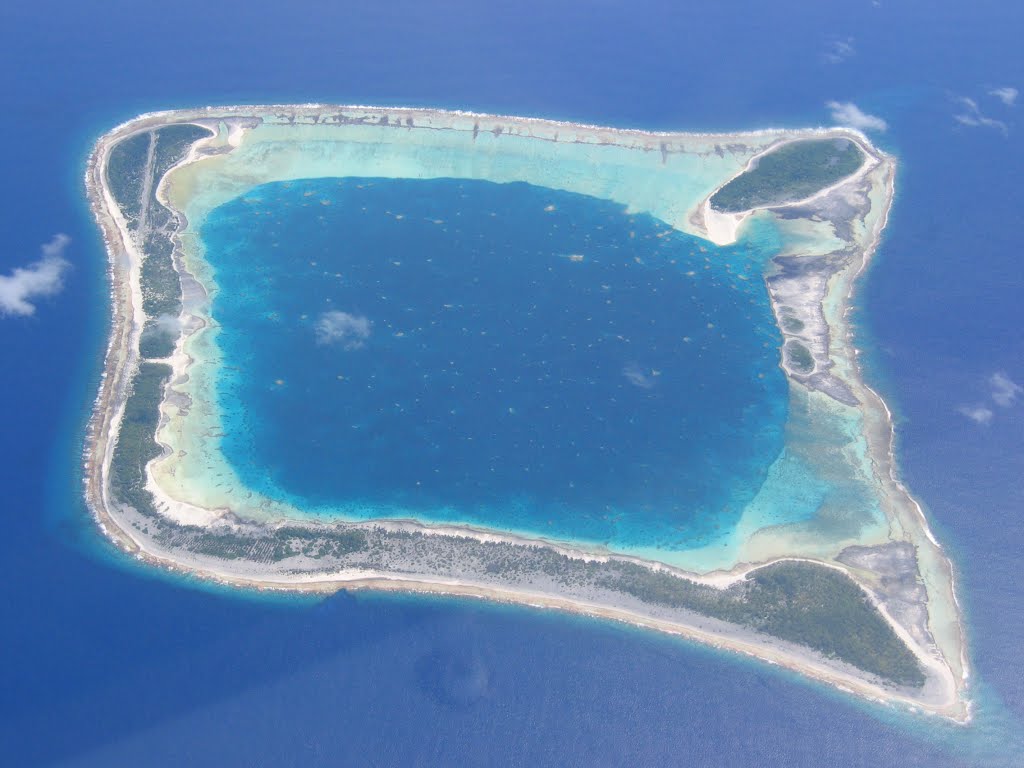 L'atoll de Anuanuraro est entré dans la réserve foncière de la Polynésie française en 2002 après que la collectivité l'ait acheté à l'homme d'affaires Robert Wan