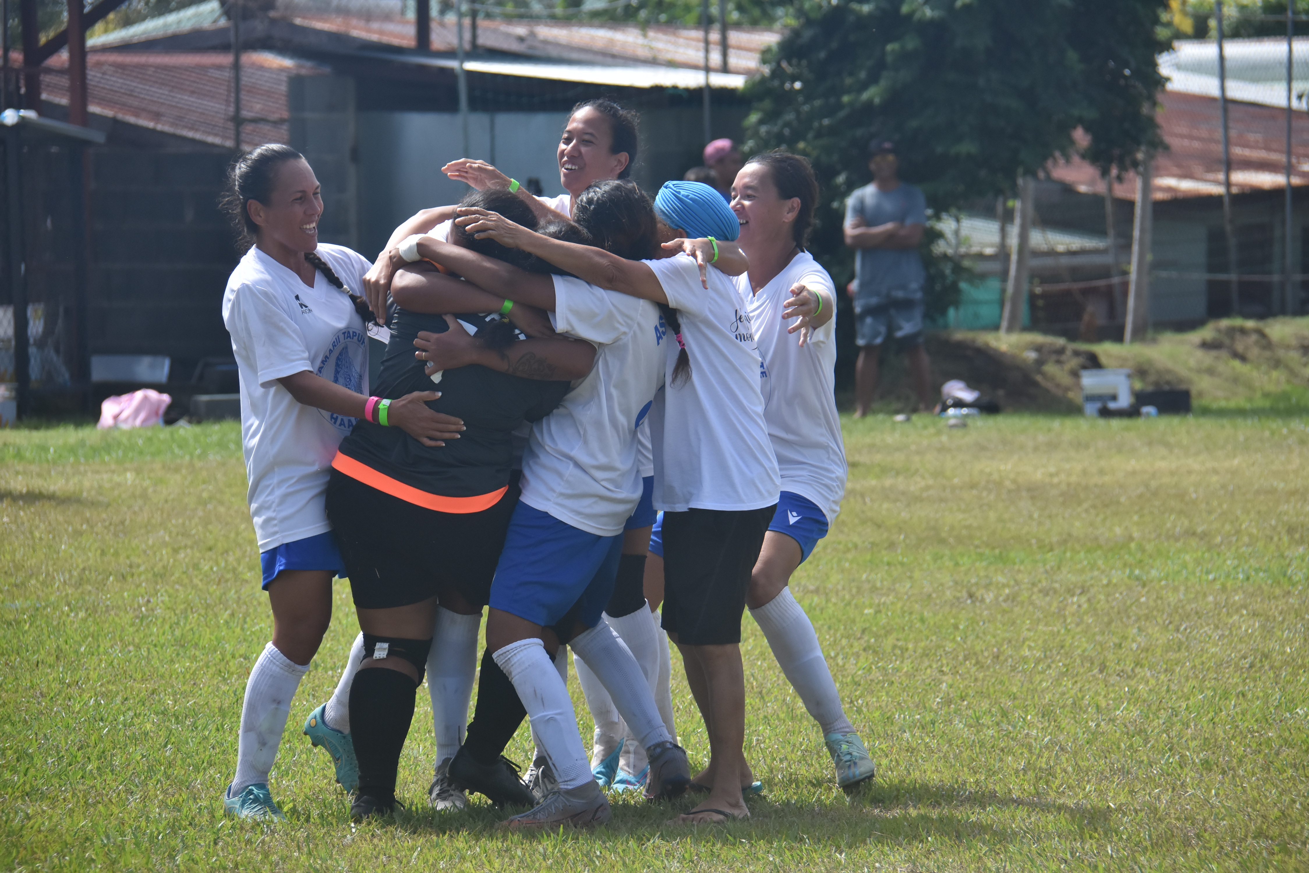 Les joueuses de l'AS Tapuhute autour de leur gardienne, Papeiti Mataitai Dexter, auteure de l'arrêt décisif lors de la séance de tirs au but face à l'AS Faehiri.