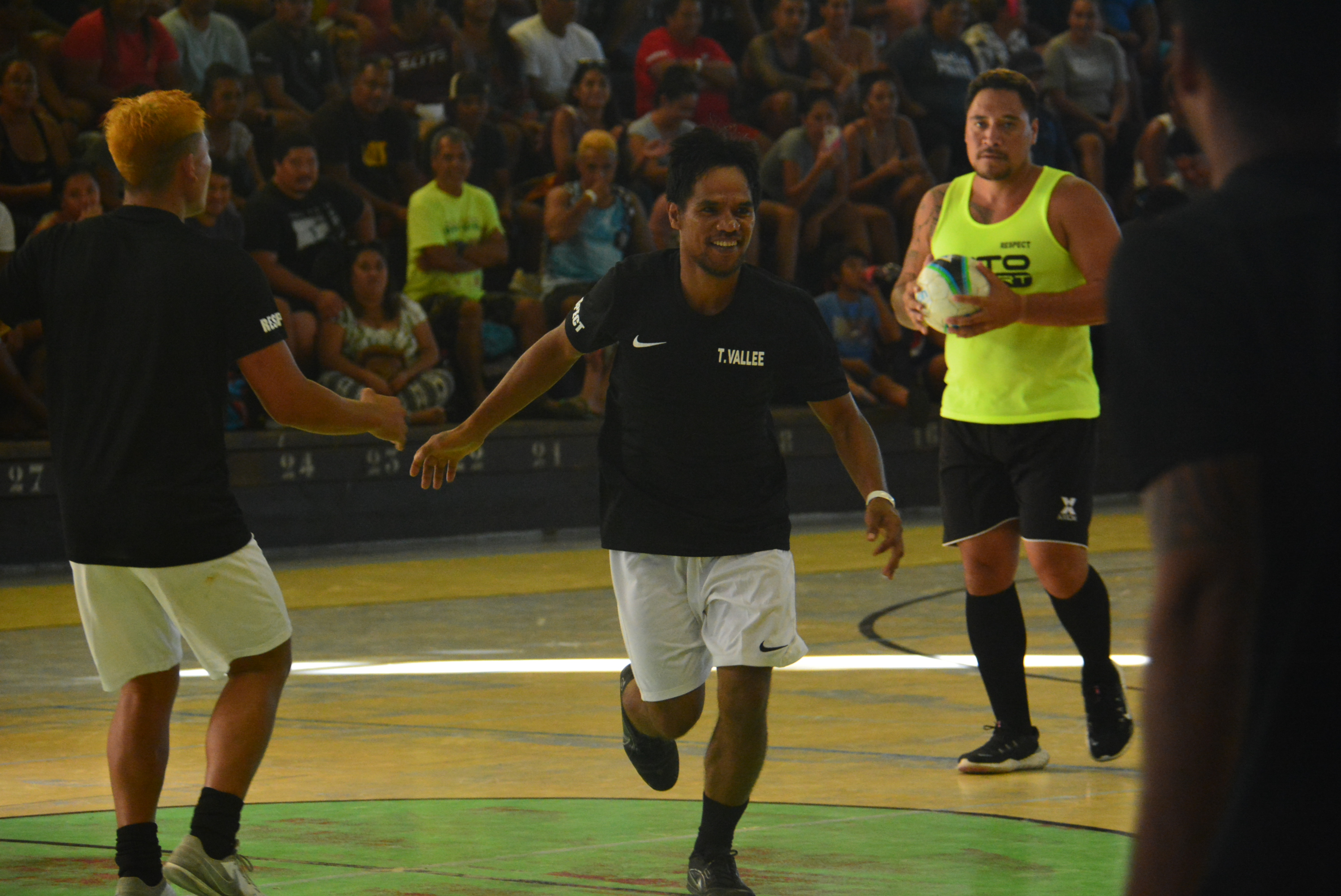 Les joueurs de Temauri Village (en noir) retrouveront ce samedi en demi-finale, une autre formation de Papeete, les Tamarii Skate Park.