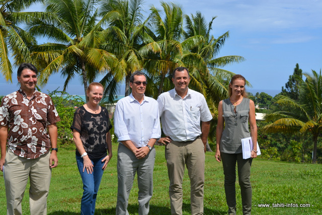 Les organisateurs de ce forum (de gauche à droite) : Vincent Dropsy, vice-président des études et de la vie étudiante (UPF); Margaux Melec-Goursaud directrice du Cosip (UPF); Eric Conte président de l'UPF;  Olivier Kressmann, président du Medef; Lucile Rottier, secrétaire générale du Medef.