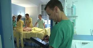 Apprendre le toucher vaginal sur des patientes endormies: des médecins alertent le gouvernement