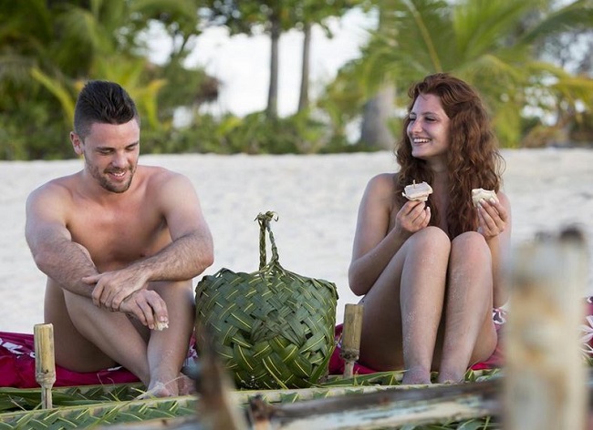 Un homme, une femme, du sable blanc et des eaux turquoises.... Mais même au paradis sur terre tout n'est pas si simple, surtout quand il s'agit d'une émission de télé réalité (photo D8).