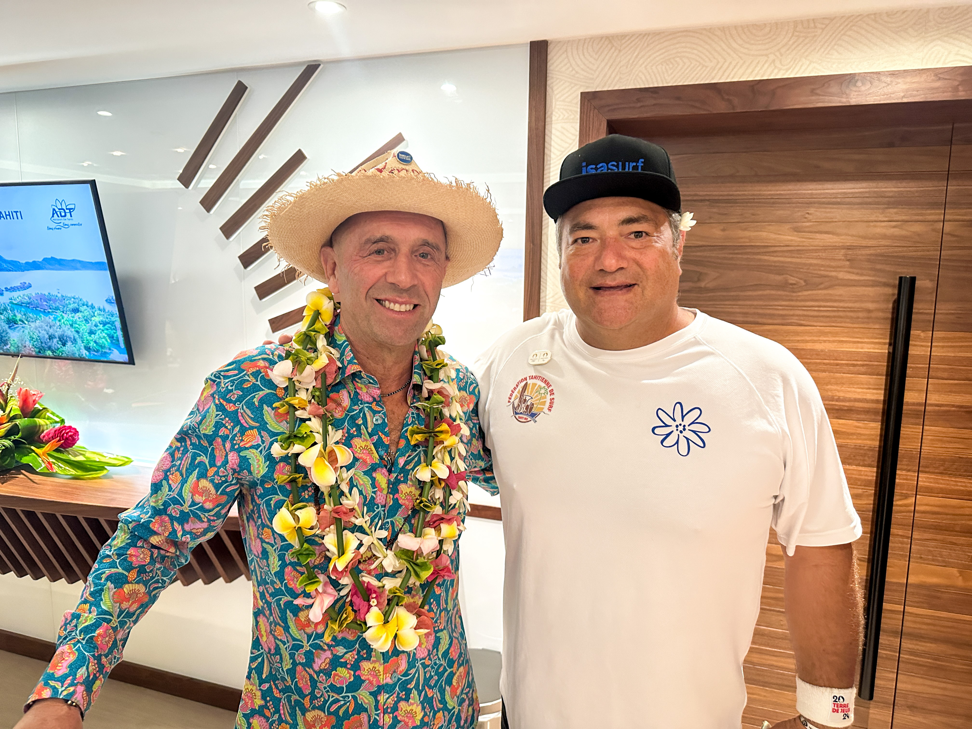 Fernando Aguerre, président de l'ISA, accueilli par Lionel Teihotu, président de la fédération tahitienne de surf.
