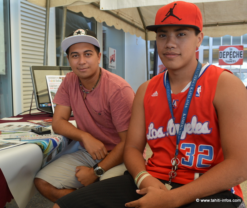 Jonathan et Kévin sur le stand de Tahiti Infos se sont intéressés au métier de journaliste