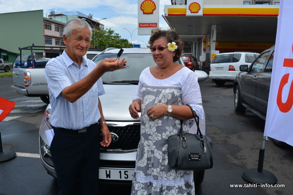 Béatrice reçoit les clefs de sa nouvelle voiture des mains d'Albert Moux