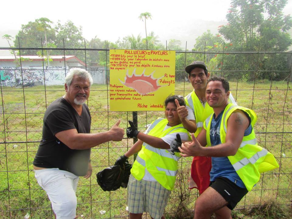 Vavitu Mooria, co-fondateur de l'association, et ses équipes de bénévoles sont toujours motivés pour nettoyer leur plage et arrêter les pollueurs