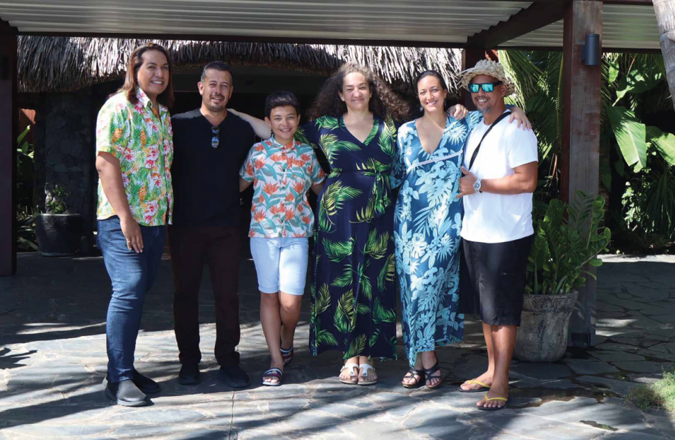 De gauche à droite : Guillaume Materere, Teiva LC, Natihei, Taloo St Val, Reva Juventin et Bruno Demougeot seront à Outouaraea ce samedi pour une soirée spécial Bobby Holcomb.