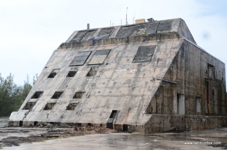 Le bunker de Moruroa à l'intérieur duquel s'enfermaient les militaires et les observateurs durant les essais nucléaires qui avaient lieu à moins d'un kilomètre de ce site. Le bunker est aujourd'hui entièrement rempli de béton.