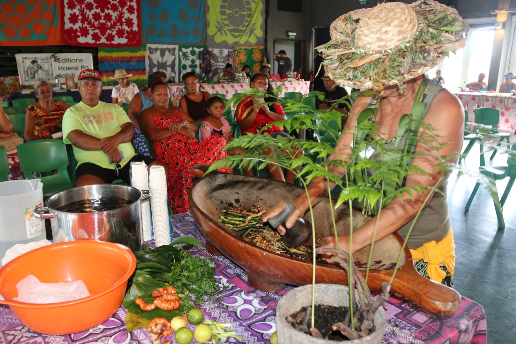 Turia Clark en train de préparer un rā'au he'a en 2022.