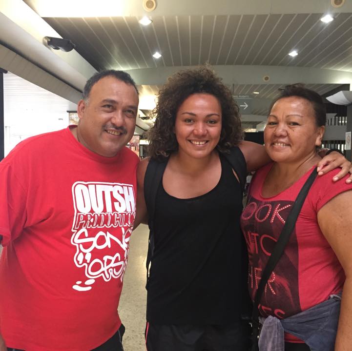 Anne Caroline avec ses parents avant son départ de Tahiti en janvier dernier