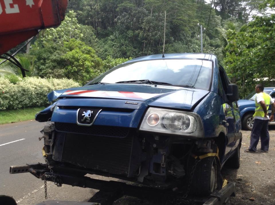 Lundi, une femme gendarme en service conduisait au niveau du PK 22 à Tiarei, sur la côte Est de Tahiti quand un chien a déboulé sur la route.