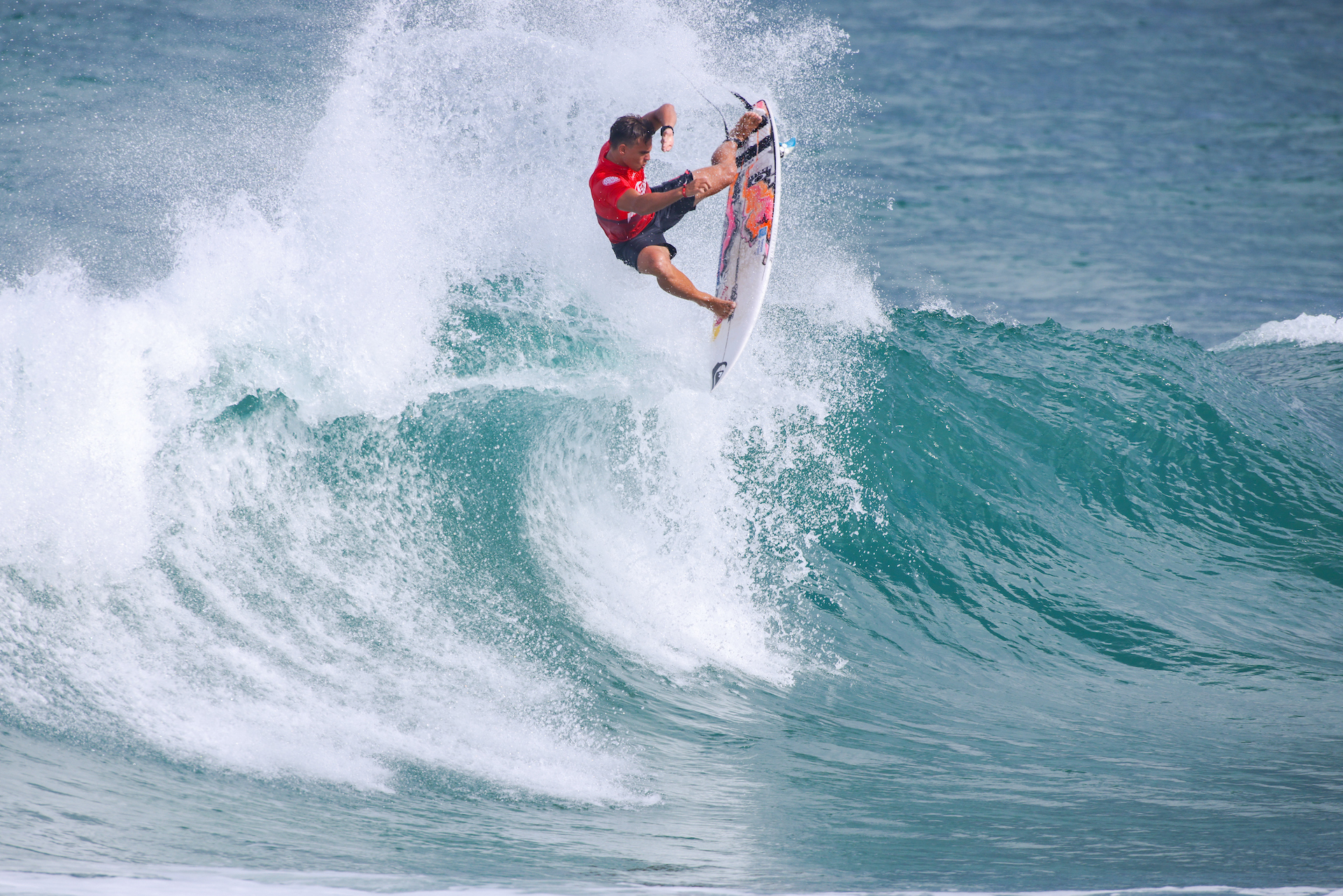 Sur un dernier air, Kauli Vaast a cru obtenir la note de 6.70. Les juges ne le récompenseront que d'un 6.67, offrant la victoire à Tiago Carrique à Anglet. (© Laurent Masurel/WSL)