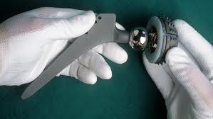 Prothèses de hanche: accord entre Johnson & Johnson et des victimes aux USA