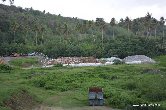 Même dans les îles paradisiaques on produit des déchets (ici le Centre d'enfouissement de Bora Bora). La Polynésie française "produit" 130 000 tonnes de déchets par an. Elle a augmenté de 40% sur les dix dernières années. Or, actuellement seuls 5% des déchets produits sont recyclés.