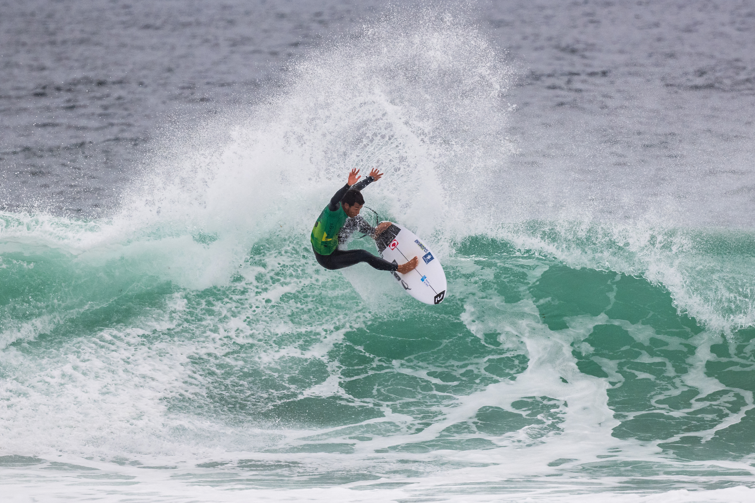 Après deux contre-performances à Anglet et à Pantin, Mihimana Braye retrouve des couleurs au Pro Santa Cruz. (photo : Pedro Mestre/WSL)