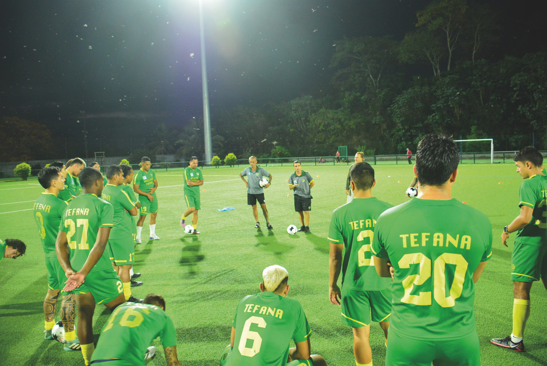 Les joueurs de Tefana avant de débuter leur séance d'entrainement de mardi sur leur terrain synthétique de Puurai.