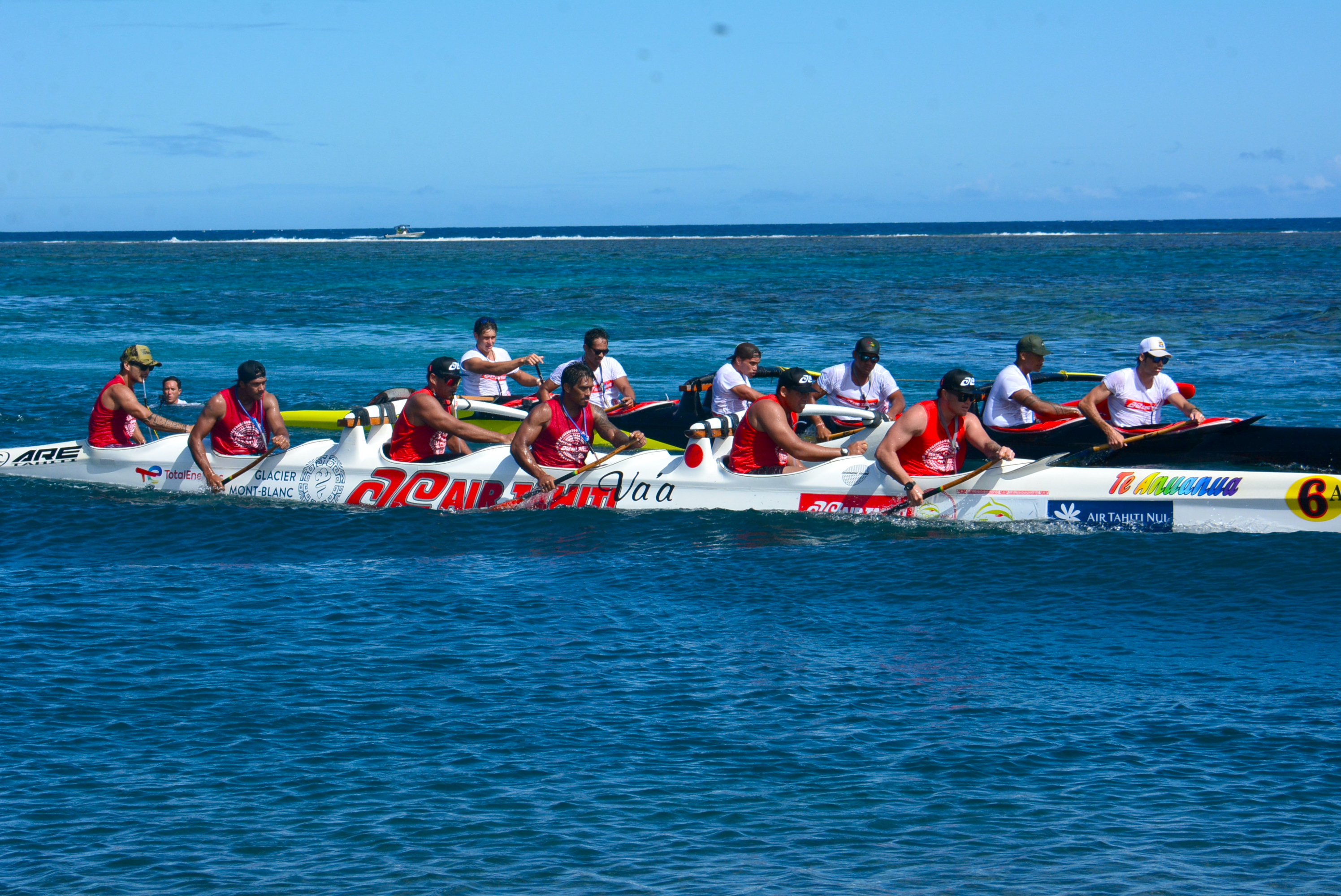 Le Team AIr Tahiti Va'a et le Team OPT au coude à coude au moment de franchir la Pointe Vénus.