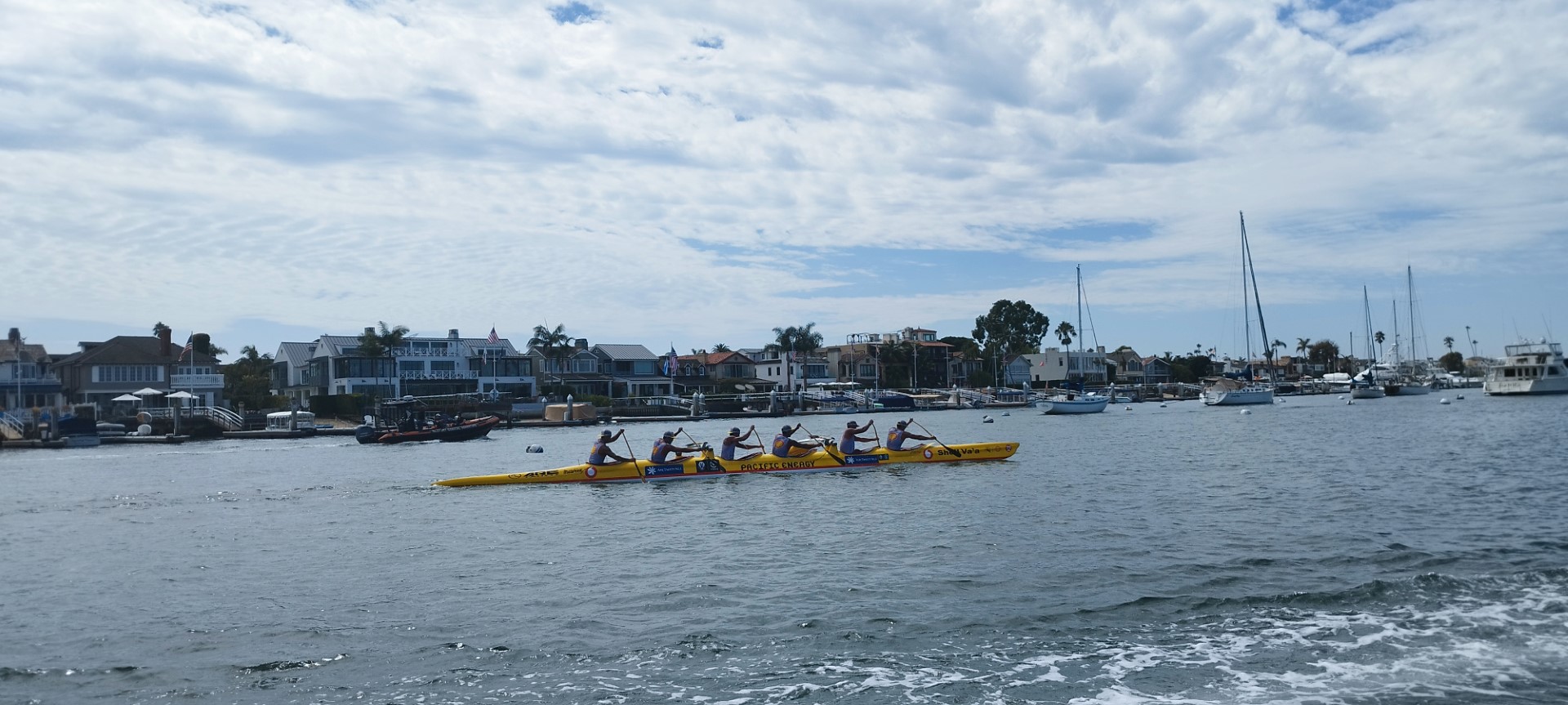 Shell Va'a qui traverse en vainqueur le port de Newport ce dimanche.