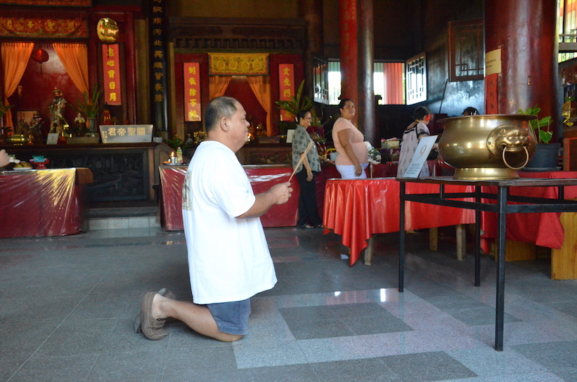 Dans le temple Kanti, instant de recueillement pour demander la protection de la divinité pour soi et les siens.