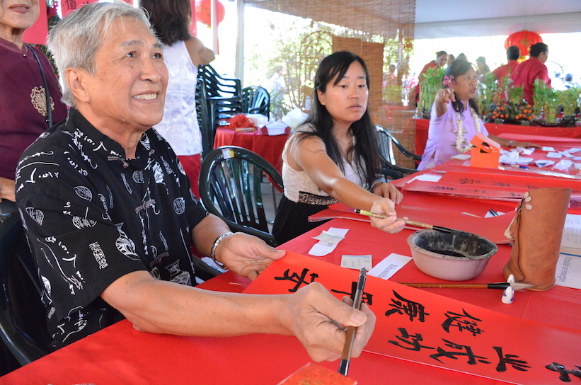 L’art subtil de la calligraphie présenté aux passants, dimanche sur le stand de l'association Wen Fa lors de la Journée culturelle au pied du temple Kanti