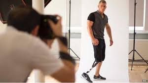 Le styliste des stars transforme le handicap en accessoire de mode