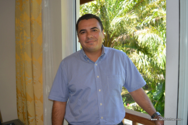 Teva Rohfritsch dans son bureau de l'assemblée de Polynésie.