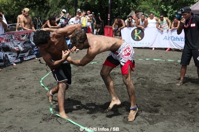 Jonathan pousse Tehau hors du cercle = 1 point