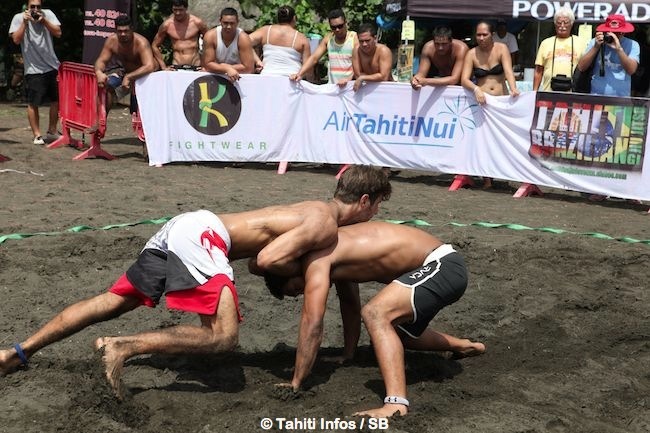 Jonathan fait toucher le sol à Tehau = 1 point