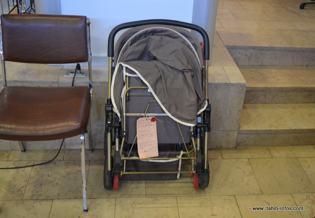 La poussette des jumeaux alors qu'ils étaient bébé a été placée sous scellés comme pièce à conviction. Mais tous les experts ont écarté que les traumatismes ayant conduit au décès du bébé pouvaient résulter d'un accident de poussette quelques semaines avant le drame.