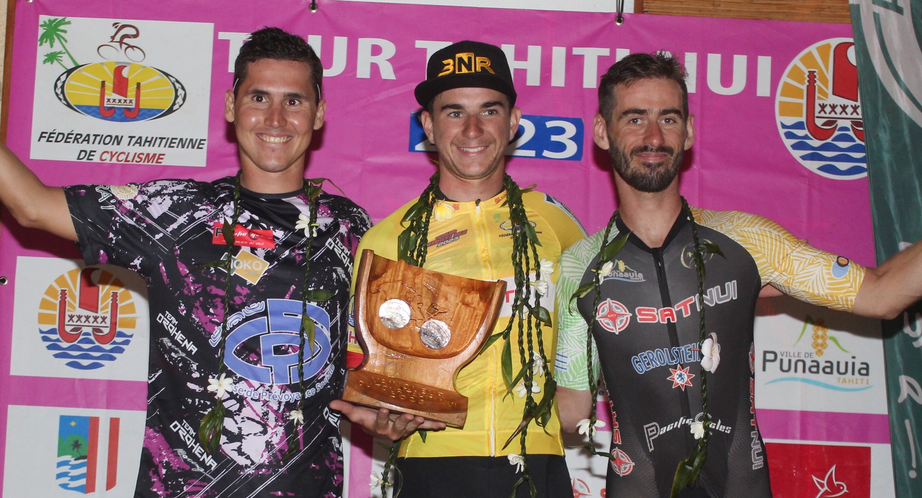 Rayann Lachenny (en jaune) a inscrit son nom au palmarès du Tour Tahiti Nui 2023 devant Florian Barket (à gauche) et Olivier Leroy (à droite).