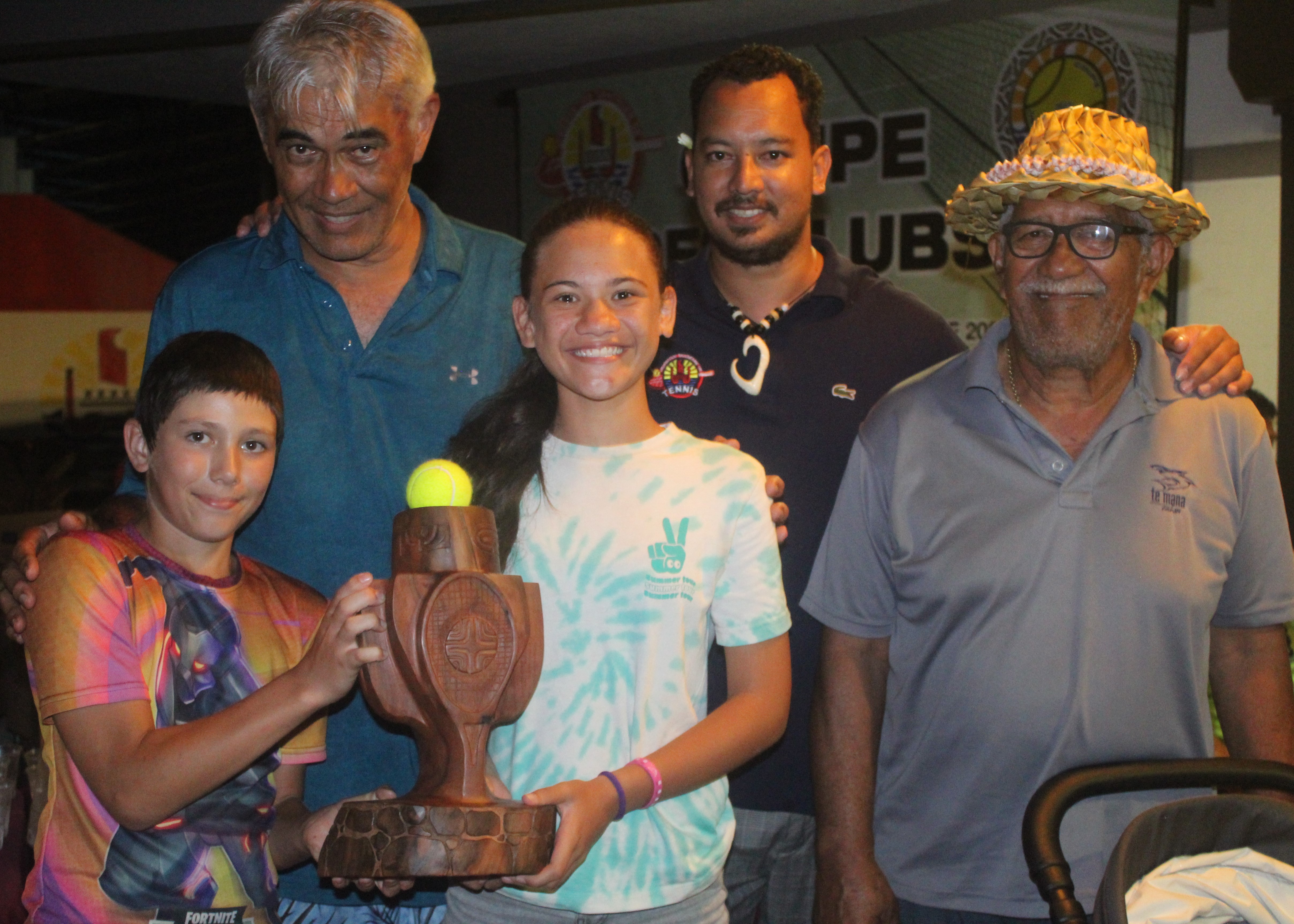 Rautea était représenté par deux de ses jeunes licenciés et par son président Taro Tereino (à droite) lors de la remise du trophée aux vainqueurs de la Coupe des clubs.