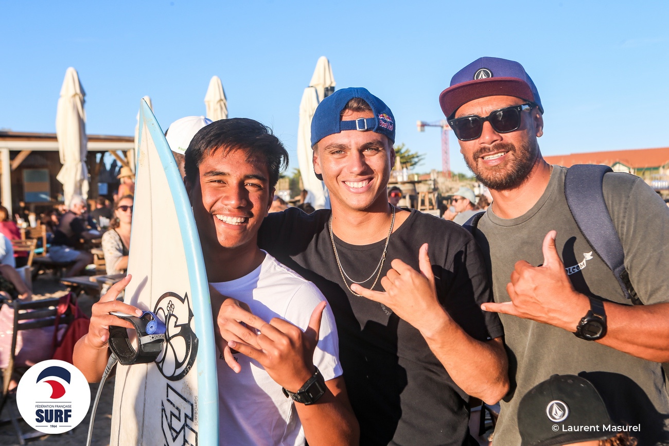 Maunakea Hioe (à gauche) aux côtés de Kauli Vaast, présent à Capbreton pour soutenir les surfeurs tahitiens. (photo : Laurent Masurel/Fédération française de surf)