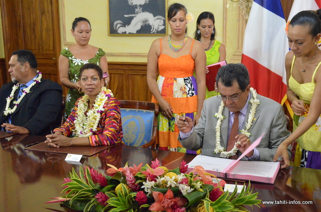 George Pau-Langevin, ministre des Outre-mer et le Président Edouard Fritch, lundi lors de la signature des Contrats de projets Etat-Pays et Etat-Pays-Communes pour la période 2015-2020