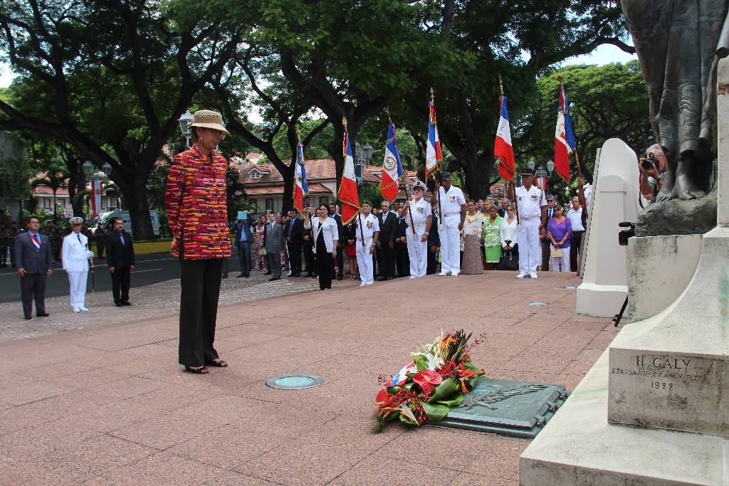 Visite officielle de la Ministre des Outre-mer : Dépôt de gerbe au Monument aux morts de Papeete (DIAPORAMAS)