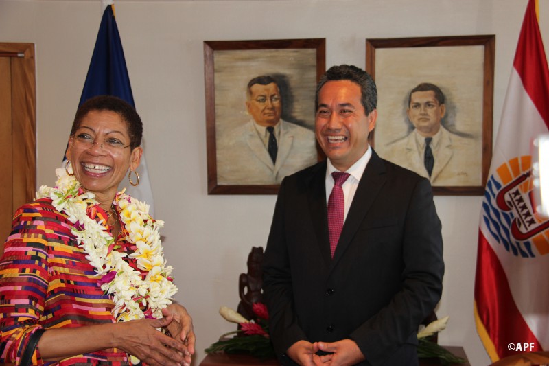 Marcel Tuihani reçoit George Pau-Langevin  à l’Assemblée de la Polynésie française.