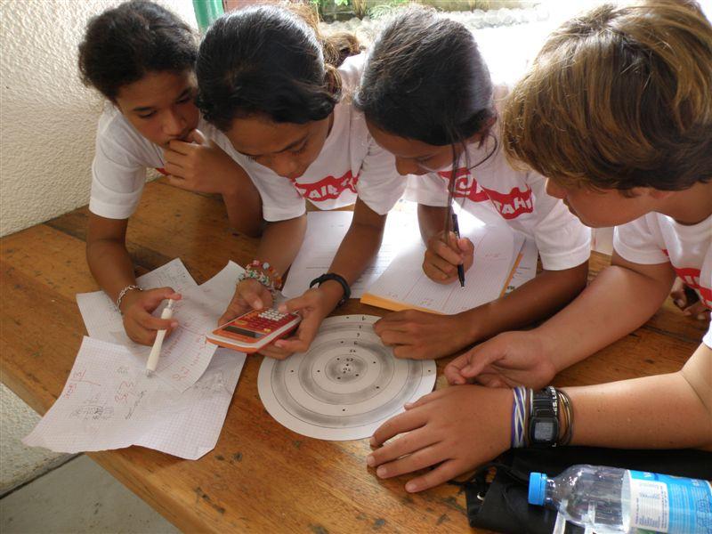 Des écoliers planchent sur un concours de maths (photo : Vice-rectorat)