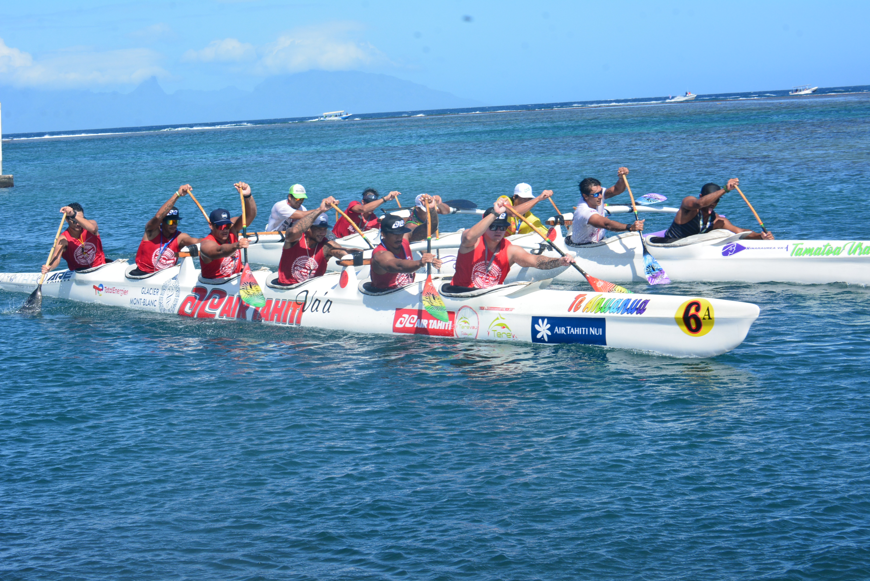 Le Team Air Tahiti Va'a (au premier plan) à la lutte avec Hinaraurea lors du passage dans le chenal de la Pointe Vénus.